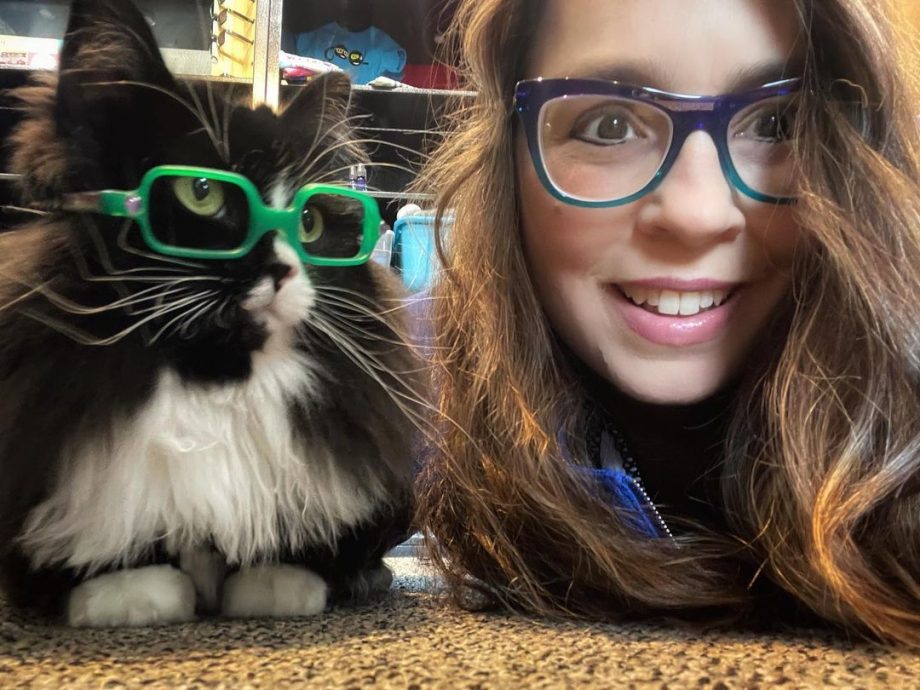 Conoce a Truffles, la gatita que ayuda a los niños en una clínica óptica 