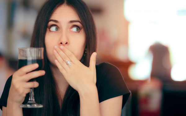 Conoce la forma correcta de sostener una copa de vino