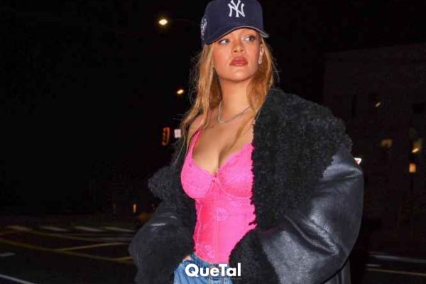 Rihanna brilla con baggy jeans y un seductor corsé de lencería