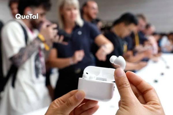 Apple equipa sus AirPods con traducción en inglés, español, portugués, francés y alemán