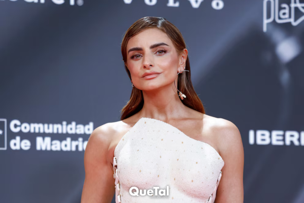 Aislinn Derbez deslumbra con vestido mexicano en los Premios Platino 2025