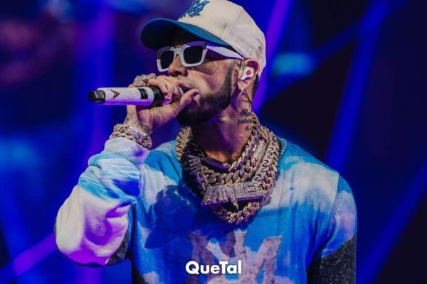 Anuel avienta motocicleta a fans en uno de sus conciertos