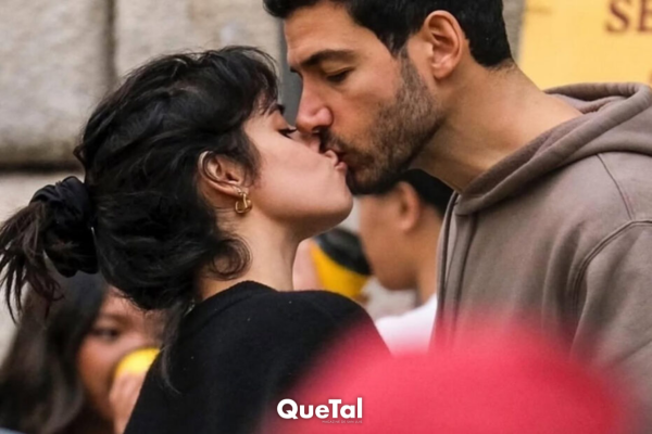 Camila Cabello y su novio, Henry Junior Chalhoub, en pleno beso en Roma