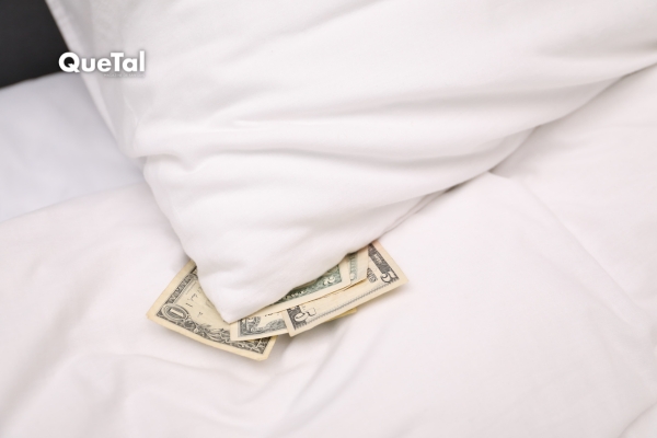 ¿Por qué no debes poner dinero sobre la cama? 