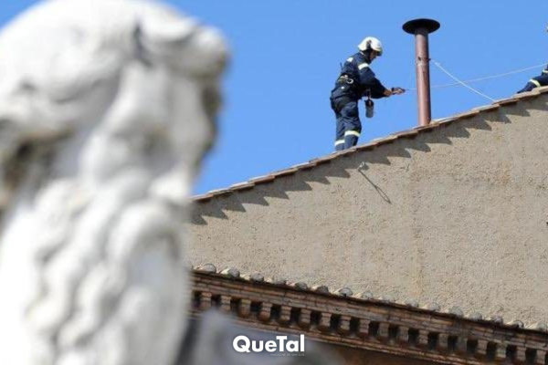 Listos para el Cónclave: colocan chimenea en la Capilla Sixtina