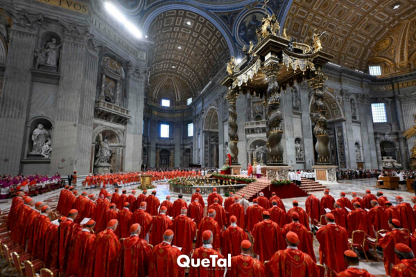 Comienza la procesión de los cardenales a la Capilla Sixtina para el inicio del cónclave