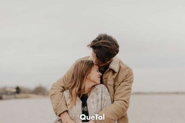 5 señales de lenguaje corporal que delatan a un hombre enamorado