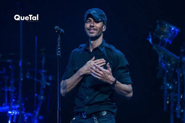 Enrique Iglesias roba un beso a cadete en Feria de Tabasco