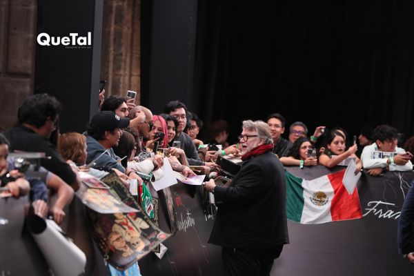 Guillermo Del Toro apapacha a fans de México