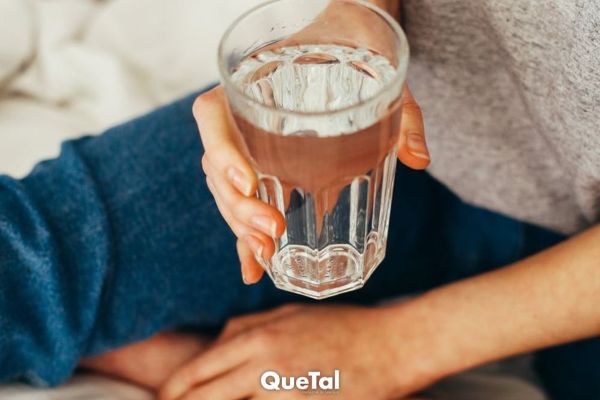 Beneficios de tomar 2 litros de agua al día para el cuerpo, piel y cabello