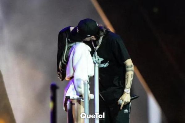 Nicki Nicole y Peso Pluma confirman su noviazgo con este tierno beso en medio de un concierto