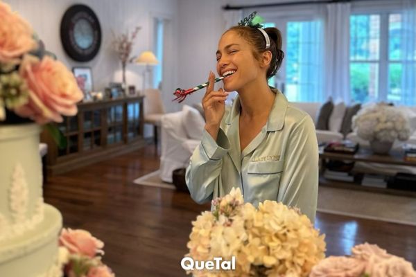 Jennifer Lopez es sorprendida por sus fans en su cumpleaños