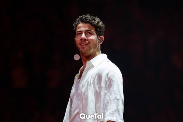 Nick Jonas se cae durante un concierto y sus fans aplauden su reacción