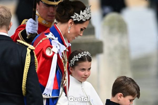 Kate Middleton destaca con su look en la coronación: de blanco, con tocado y el manto de la orden victoriana