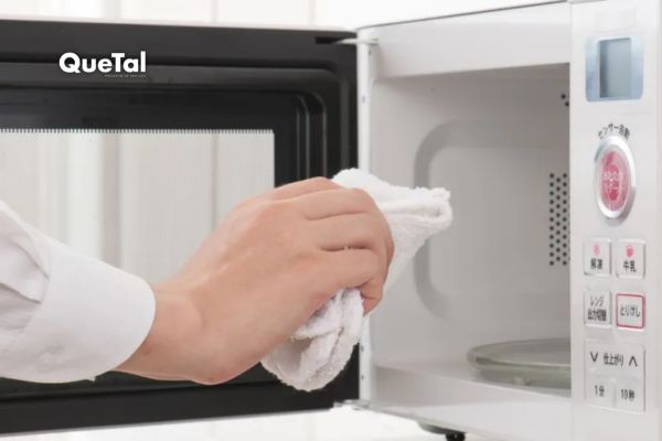Cómo quitar el mal olor del microondas con laurel