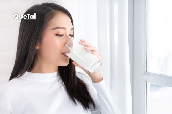 ¿La leche realmente fortalece los huesos? Mitos y verdades