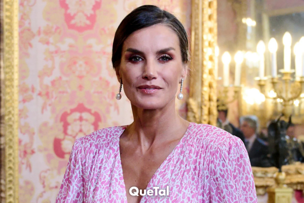 Letizia Ortiz tiene el vestido estilo White Lotus más elegante para llevar a los 40 y 50 años en abril 2025
