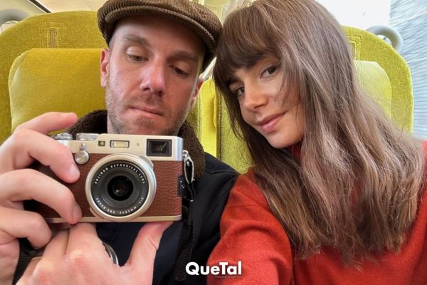 Le roban el anillo de compromiso a Lily Collins en Los Ángeles