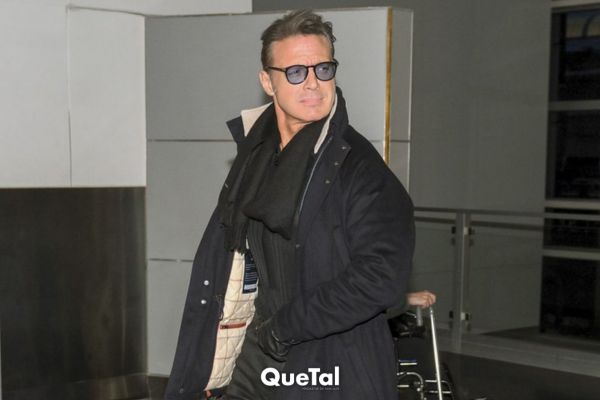 Hasta para pedir un trapeador tiene estilo: Luis Miguel rompe vaso en concierto