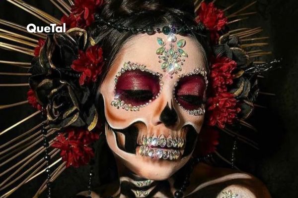 Looks de Catrina con piedras para un maquillaje impactante