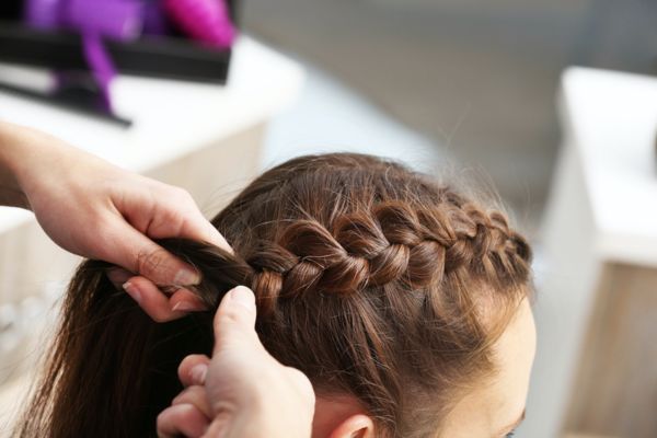 5 peinados con trenzas que puedes llevar con cabello corto