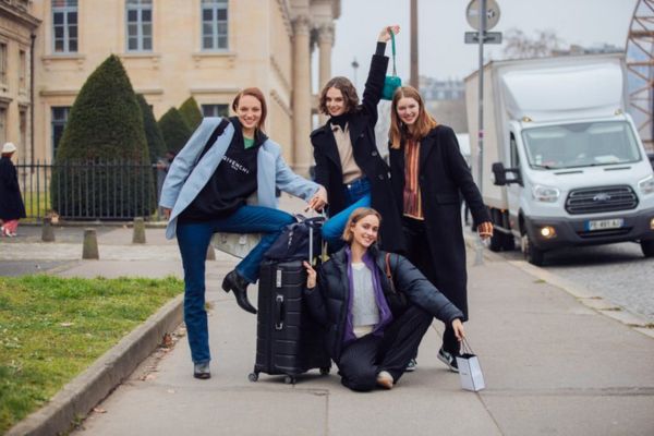 Guía de outfits navideños con suéteres elegantes y pantalones fluidos