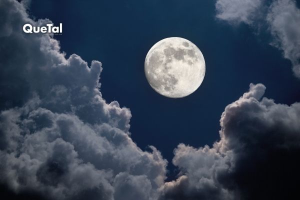 ¿Por qué la luna no se cae sobre la tierra?