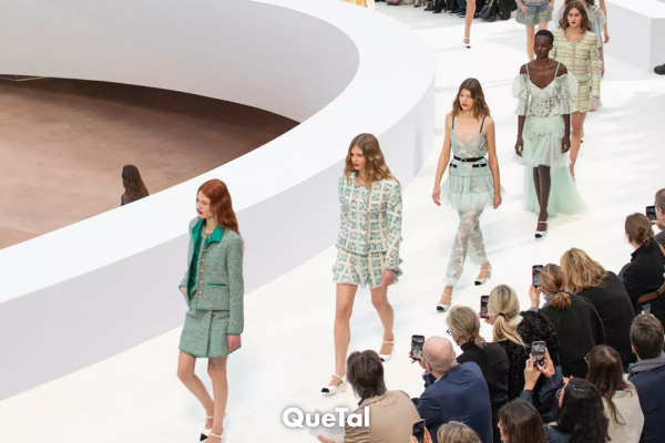 Chanel conmemora 110 años de Alta Costura llenos de color y elegancia
