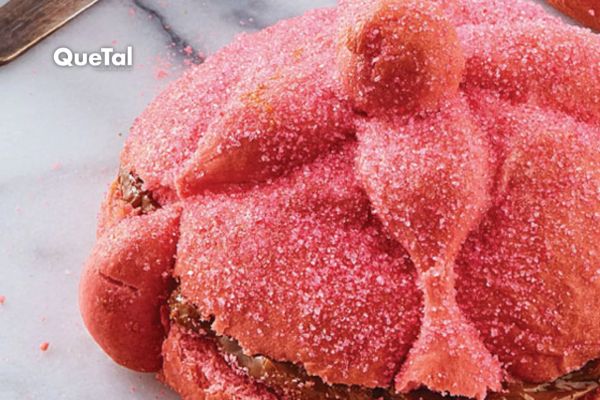 Pan de muerto rosa con dulce de leche