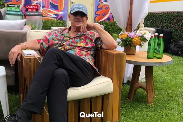 Captan a papá de Lana del Rey visitando puestos de mercancía afuera del Foro Sol