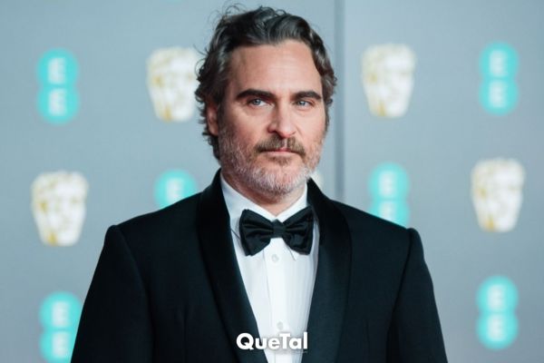 Joaquin Phoenix captado en primera fila en concierto de Peso Pluma