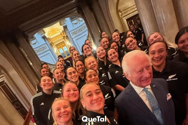 Adiós protocolo: Carlos III recibe abrazo grupal de un equipo de rugby femenil