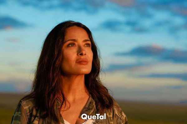 Salma Hayek deslumbra con outfit inspirado en los años 40