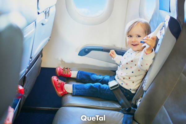 Sigue estos consejos si vas a viajar en avión con tus hijos