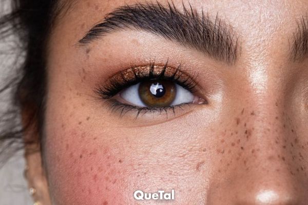 Utiliza un brócoli para dibujarte pecas en el rostro