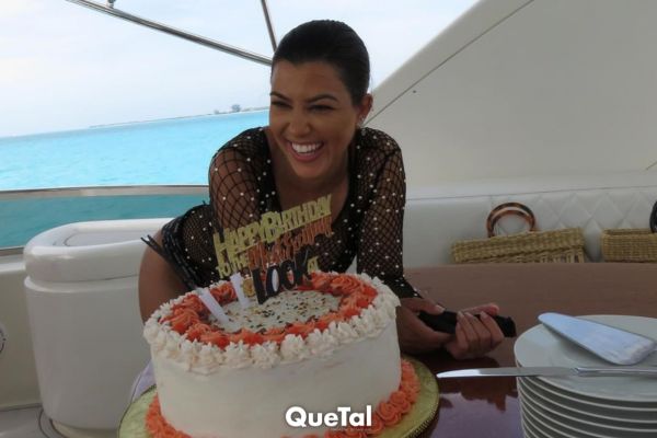 Con siete pasteles, Kourtney Kardashian celebra por adelantado sus 45 años