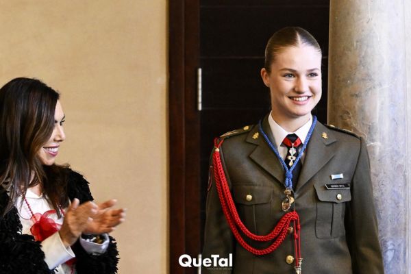 La heredera al trono viste el traje de especial relevancia del Ejército de Tierra, la insignia del Toisón de Oro y la Orden de Carlos III