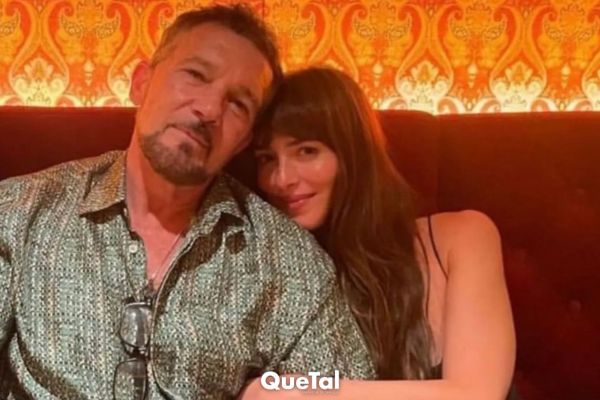 La felicidad de Antonio Banderas al abrazar de nuevo a 'su hija' Dakota Johnson en Málaga