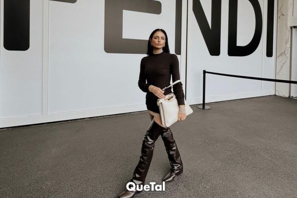 Aislinn Derbez luce unas elegantes botas color café con minivestido en Milan Fashion Week