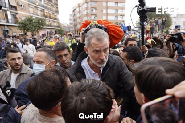 Primeras imágenes de los Reyes Felipe y Letizia visitando Valencia tras DANA