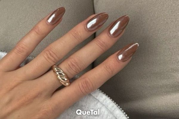 Las uñas chrome marrón que son las favoritas para invierno 2024