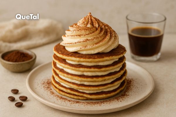 Hot cakes de tiramisú para un desayuno navideño irresistible