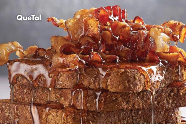 El desayuno que combina pan francés, tocino y un toque de miel