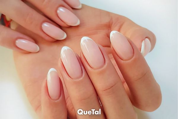 Uñas con flores que son tendencia para este verano llenas de color y brillo