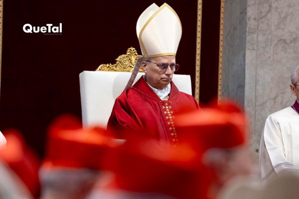 León XIV reza tendido en el suelo de la basílica vaticana por la Pasión de Cristo