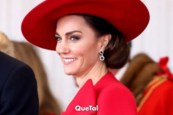 Kate Middleton y su look abrigo capa en rojo que es ideal para este Otoño-Invierno