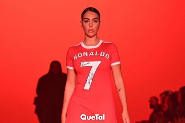 Georgina impacta desfilando en la Semana de la Moda de París con un vestido rojo con el dorsal de Cristiano Ronaldo